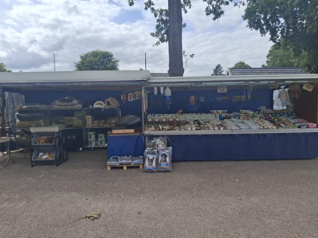 De kraam op een zonnige marktdag
